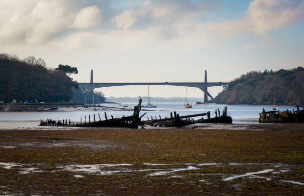 Vue sur le pont du Bonhomme du cimetière de bateaux de Kerhervy