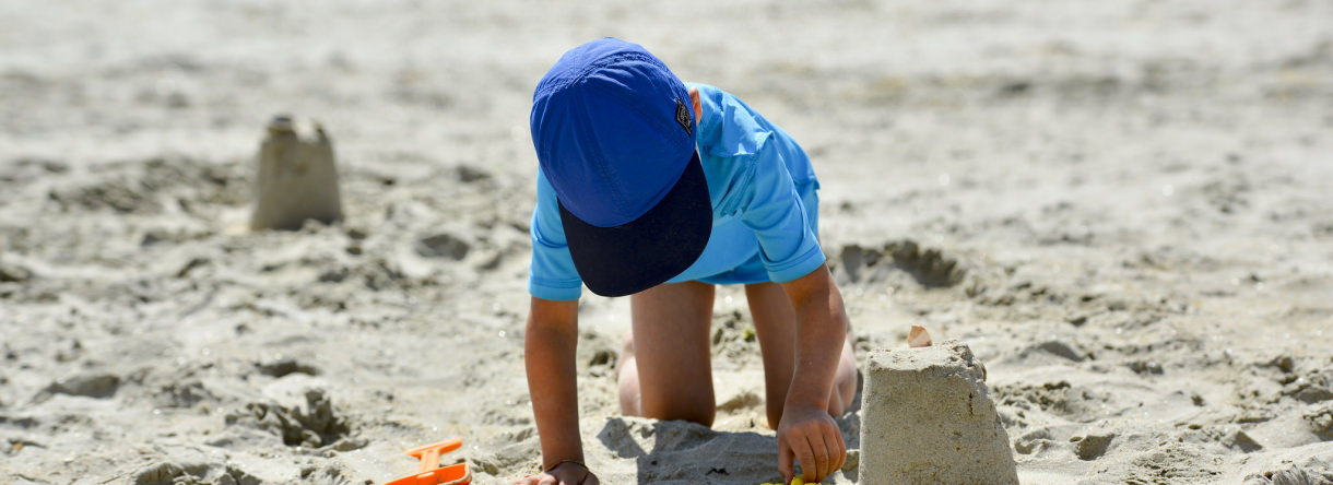 Larmor-plage, château de sable et enfant sur la plage de la Nourriguel..