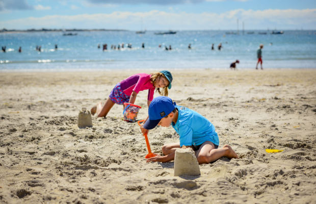 Enfants à la plage à larmor plage