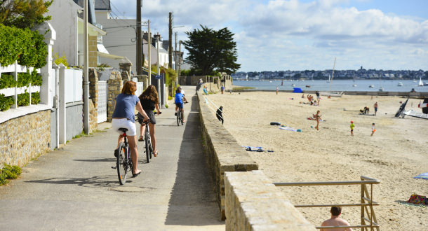 Larmor-Plage, vélos en famille sur la promenade à proximité de la plage de la Nourriguel.