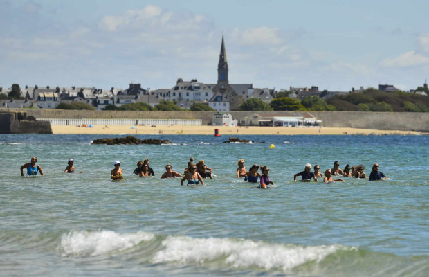 Marche aquatique en groupe sur la plage de Toulhars, à Larmor-Plage (Morbihan)