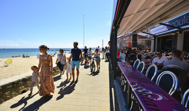 Promeneurs et terrasse de café face à la mer à Port-Maria, Larmor-Plage - ©Emmanuel LEMEE - LBST