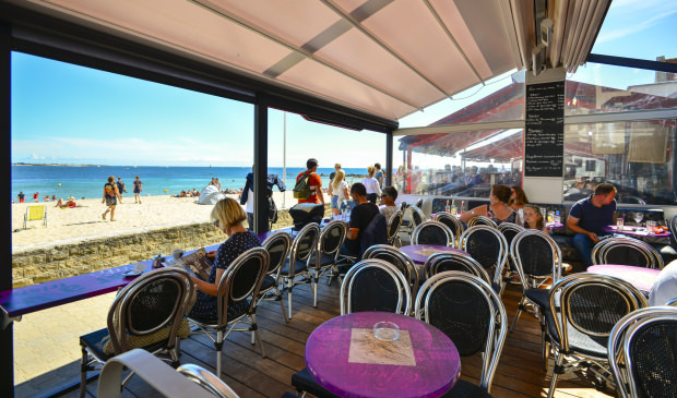 Larmor-Plage, terrasses sur la promenade de la plage de Port-Maria.