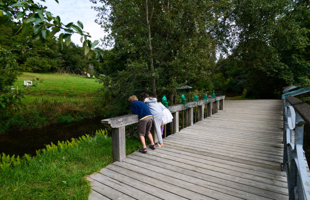 Enfants sur chemin de randonnée à Pont-Scorff