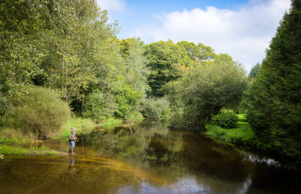 êcheur sur la rivière du Scorff à Pont-Calleck.