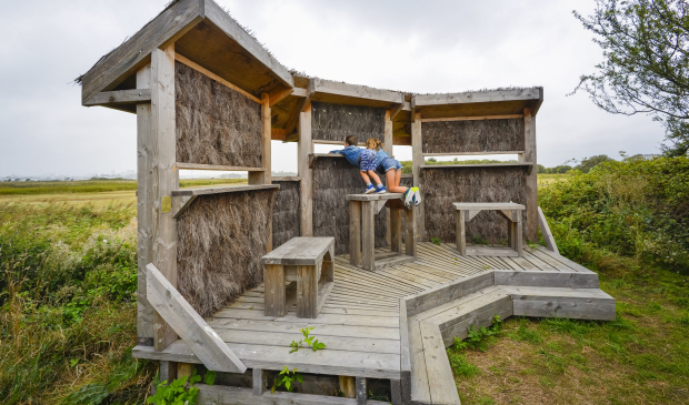 Enfants à l'observatoire d'oiseaux à la réserve naturelle de Pen Mané à Locmiquélic (Morbihan)