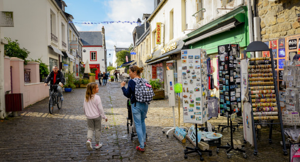 Famille en balade dans les rues du centre-ville de Port-Louis