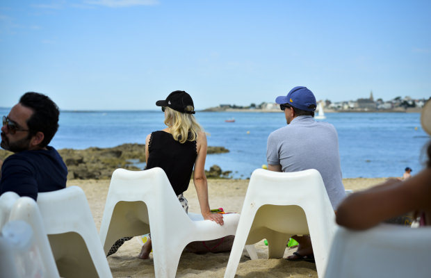 paersonnage sur fauteuils de la terrasse sur la grande plage de Port-Louis Morbihan