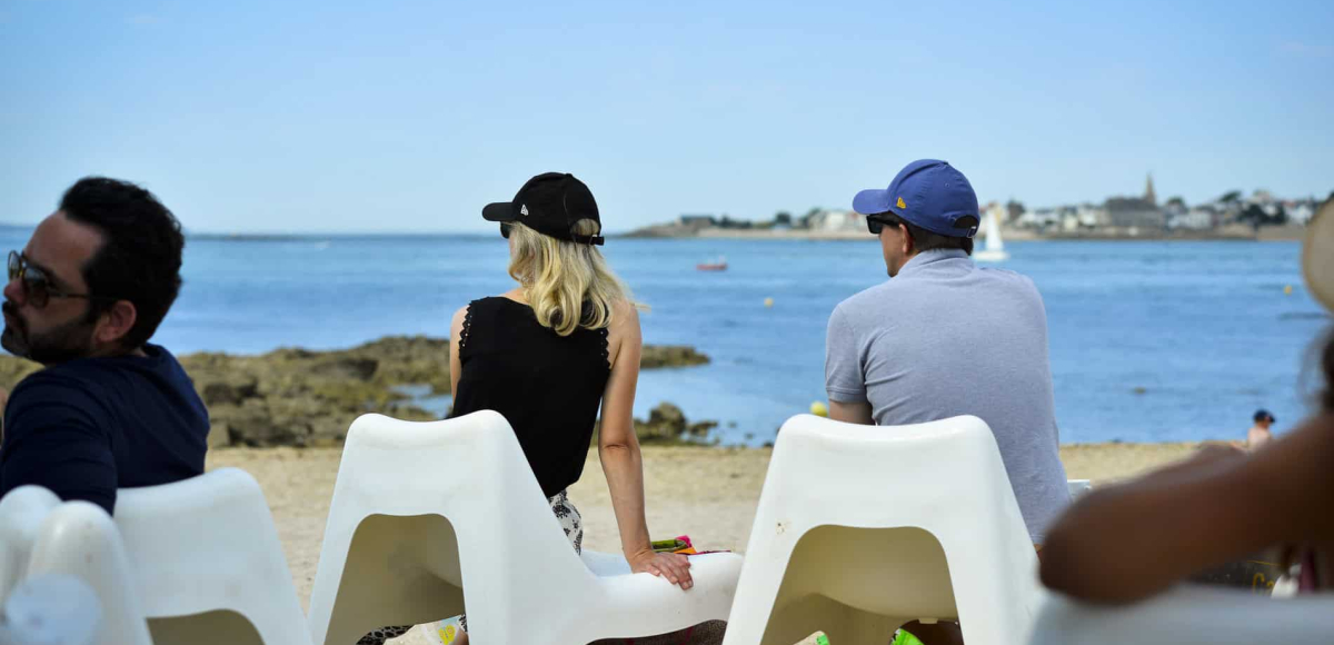 paersonnage sur fauteuils de la terrasse sur la grande plage de Port-Louis Morbihan