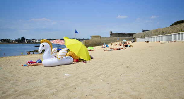 Jeux sur la grande plage de sable à Port-Louis (Morbihan)