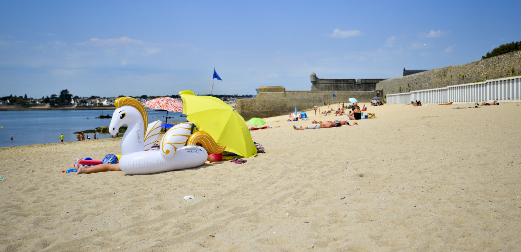 Jeux sur la grande plage de sable à Port-Louis (Morbihan)