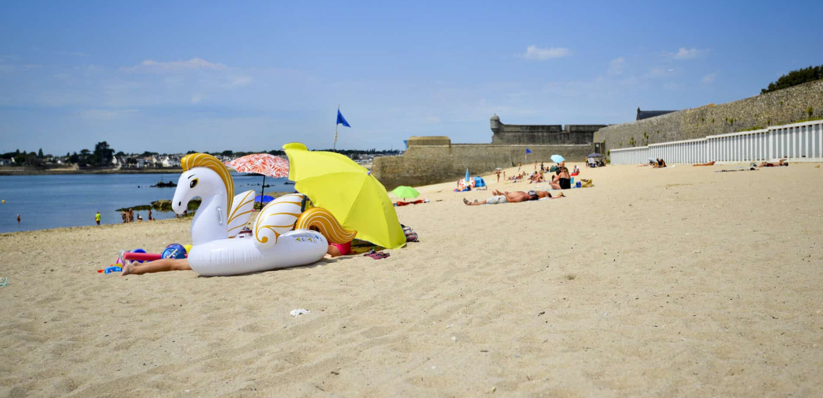 Jeux sur la grande plage de sable à Port-Louis (Morbihan)