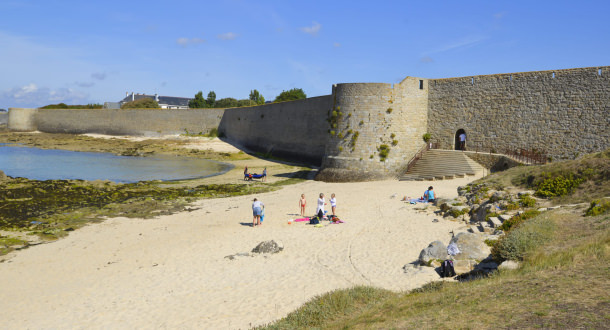 Plage du Lohic à Port-Louis au pied des remparts (Morbihan)