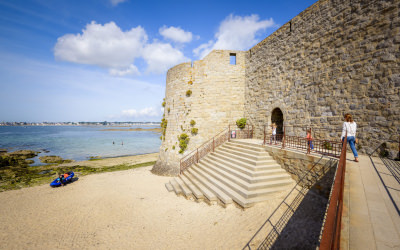 Passage du sentier cotier de la plage du Lohic à Port-Louis au pied des remparts