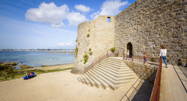 Passage du sentier cotier de la plage du Lohic à Port-Louis au pied des remparts