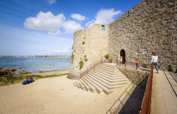 Passage du sentier cotier de la plage du Lohic à Port-Louis au pied des remparts