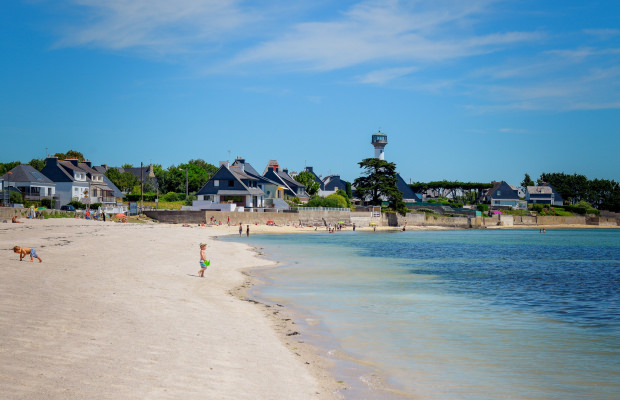 Plage de sable de la cote rouge de Port-Louis (Morbihan)