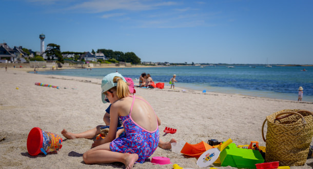 Enfants jeux sur la plage de la cote rouge de Port-Louis Morbihan