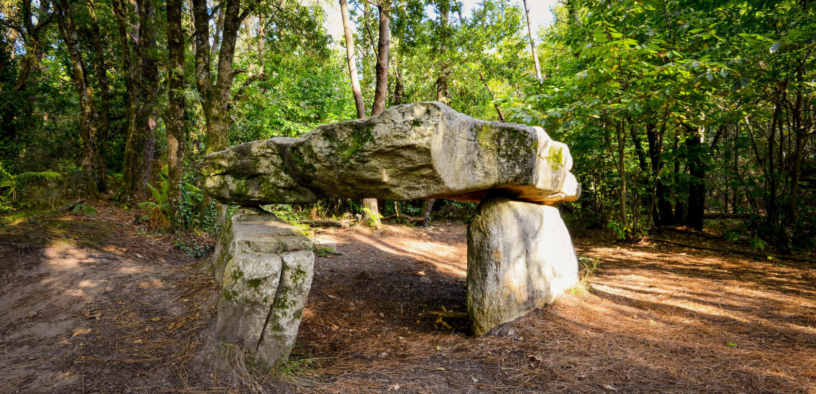 Dolmen de kerporel à Riantec en Morbihan