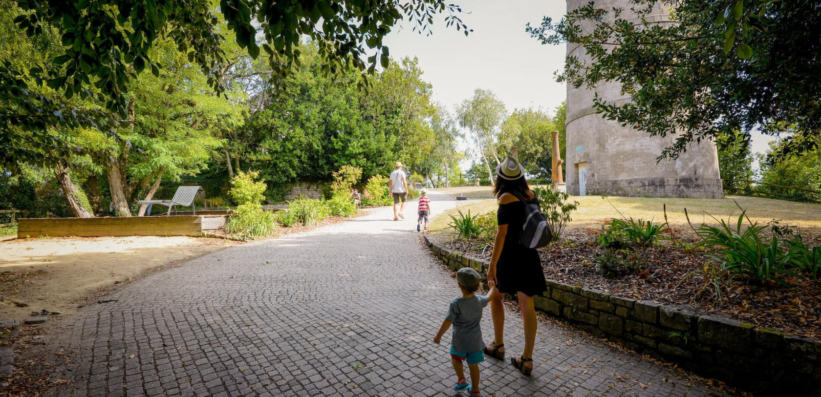 L'Enclos du Port est un lieu de promenade à deux pas du centre-ville de Lorient.
