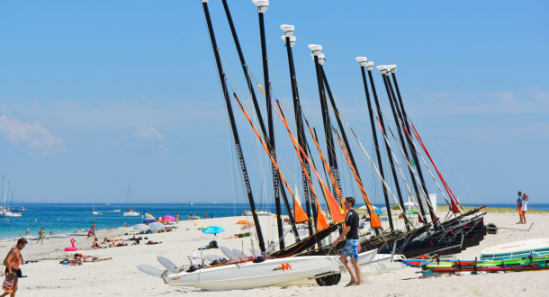 Location de catamarans sur la plage des Grands Sables à Groix.