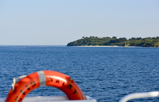 La plage des Grands Sables vue depuis le bateau pour l'île de Groix (Morbihan)