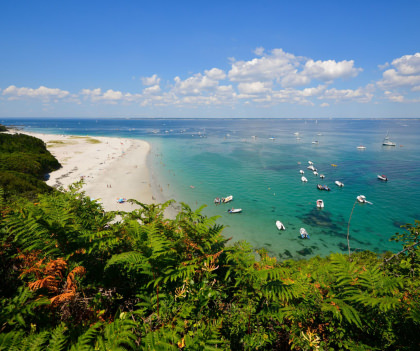 Ile de Groix, plage des Grands Sables vue du sentier côtier.