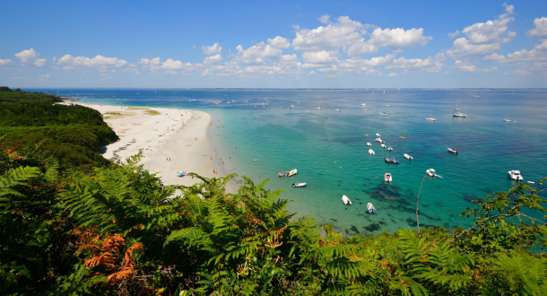 Ile de Groix, plage des Grands Sables vue du sentier côtier.