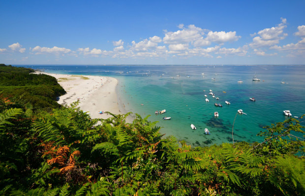 Ile de Groix, plage des Grands Sables vue du sentier côtier.