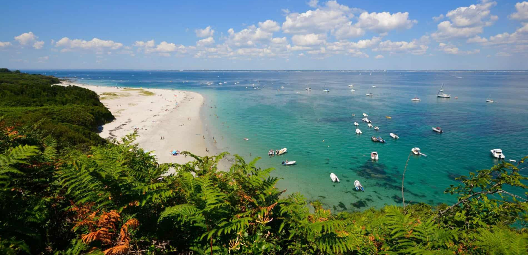 Ile de Groix, plage des Grands Sables vue du sentier côtier.