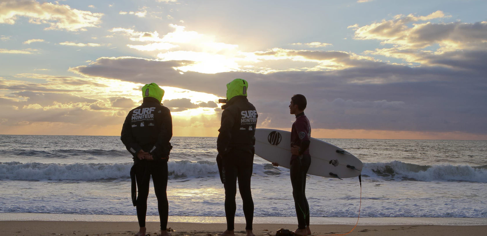 Surfeurs sur la plage à Lorient Bretagne Sud (Morbihan)