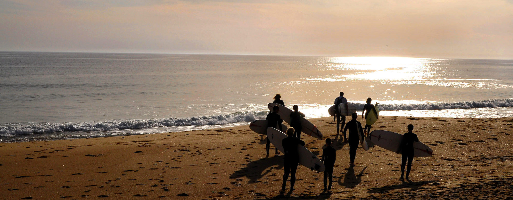 Ecole de surf au coucher de soleil au Fort Bloqué (Morbihan)