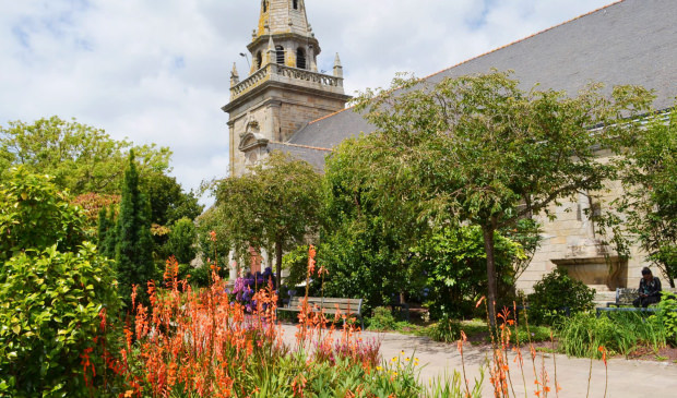 Extérieur de l'église Saint Pierre à Ploemeur (Morbihan)