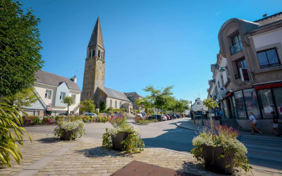 Place de l'église de Guidel et ses commerces en centre-ville (Morbihan)