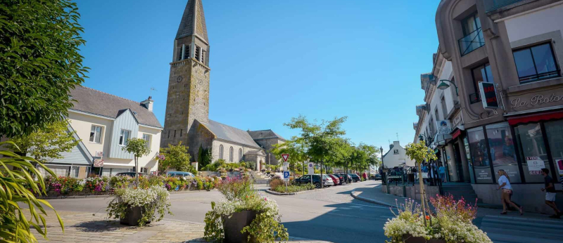 Place de l'église de Guidel et ses commerces en centre-ville (Morbihan)