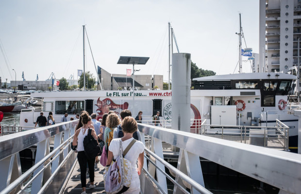 Embarquement sur un bateau-bus à Lorient (Morbihan)