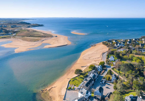 Embouchure de la rivière Laïta sur l'Atlantique à Guidel (Morbihan - Finistère)