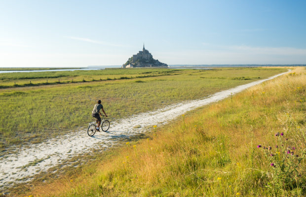 Vue sur Le Mont Saint Michel d'un sentier vélo