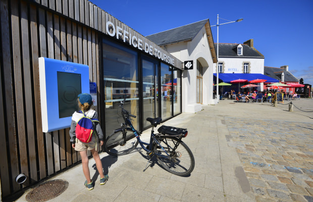 le de Groix, devant l'Office de Tourisme à Port-Tudy (Morbihan)