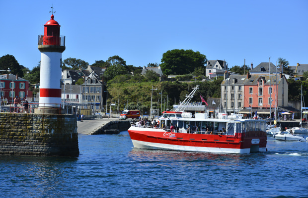 Bateau de passagers entrant à Port-Tudy, île de Groix (Morbihan)