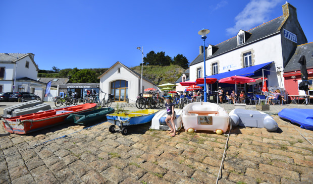 Ile de Groix, annexes de bateaux sur la cale à Port-Tudy