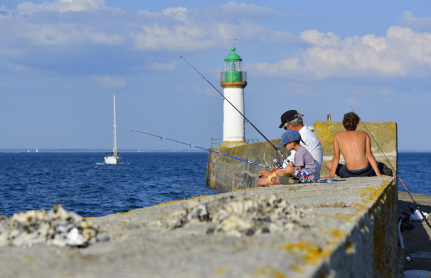 Pêche à la ligne sur le mole de Port-Tudy à Groix