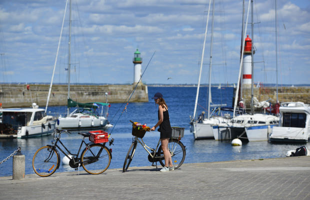 Vélo et canne à pêche sur le quai à Port-Tudy, île de Groix
