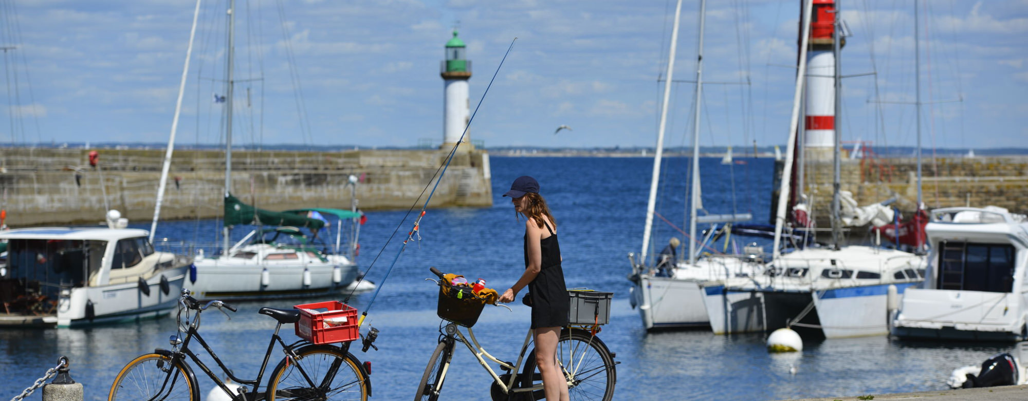 Vélo et canne à pêche sur le quai à Port-Tudy, île de Groix