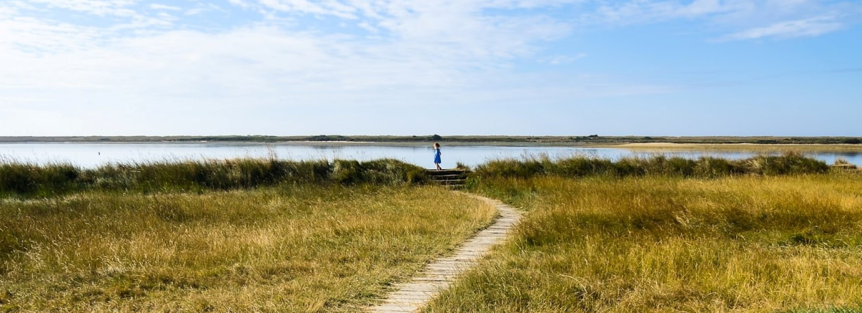 enfant balade à pied sur les sentier de la petite mer de Gâvres