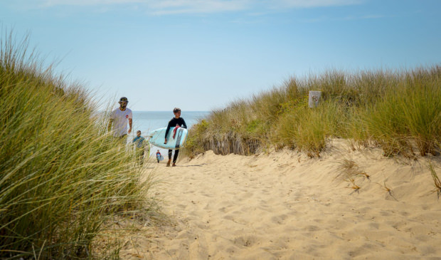 Jeune surfeur revenant de la plage, Guidel