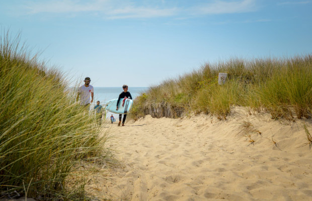 Jeune surfeur revenant de la plage, Guidel