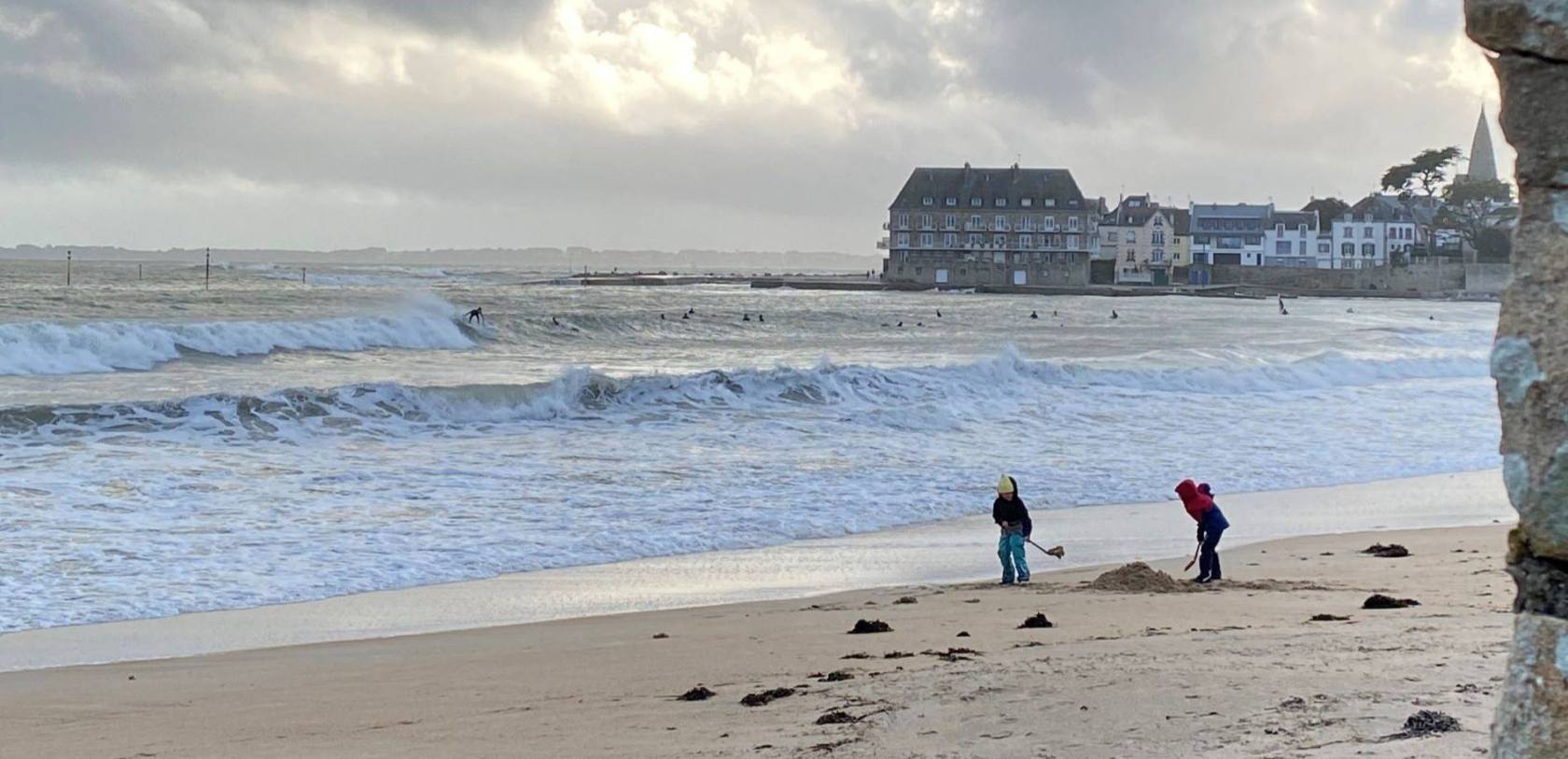 Enfants et surfeurs sur la plage de Toulhars à Larmor-Plage (Morbihan)