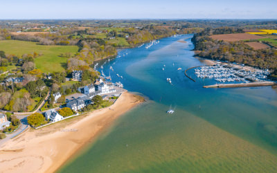 Vue aérienne du Pouldu et du port de Guidel-Plages sur la Laïta (Morbihan)