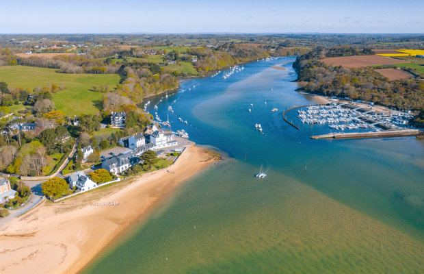 Vue aérienne du Pouldu et du port de Guidel-Plages sur la Laïta (Morbihan)